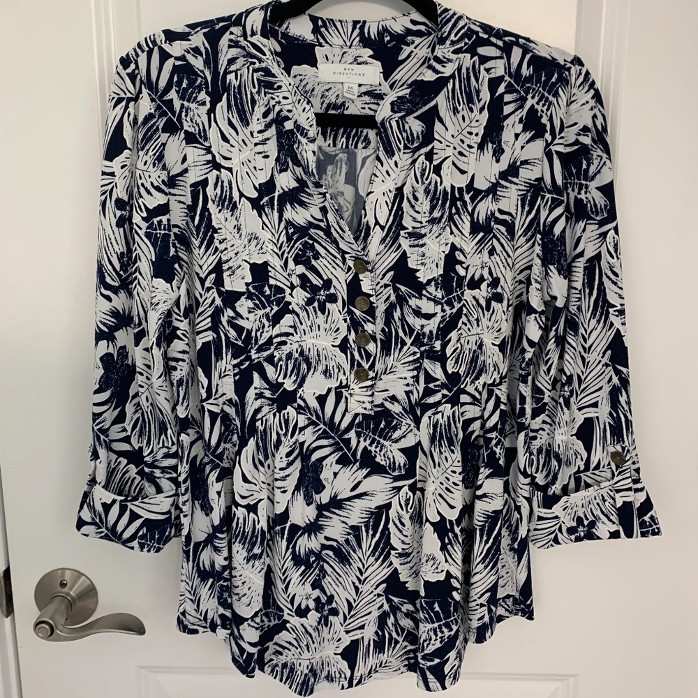 NWOT - New Directions Navy Blue & Whie Floral Tunic Top